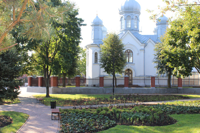 Nowe nasadzenia na skwerze przy cerkwi w Wasilkowie