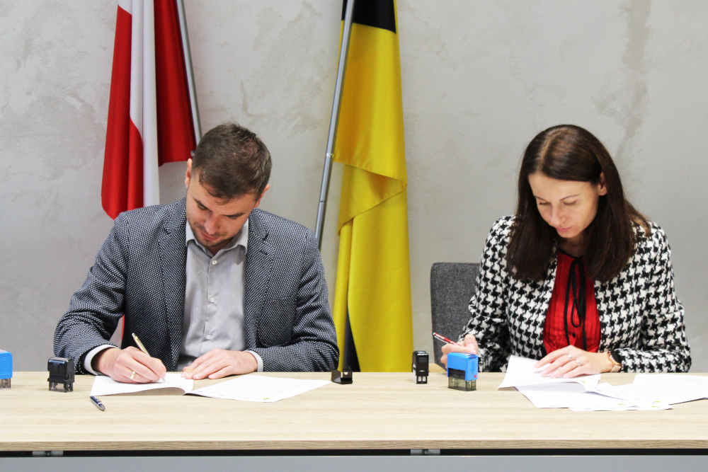 Adrian Łuckiewicz, burmistrz Wasilkowa podpisuje umowę