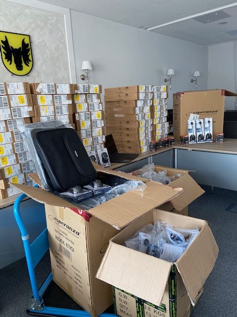 Laptopy, kamery, mikrofony, myszki komputerowe przygotowane do dostarczenia do wasilkowskich szkół