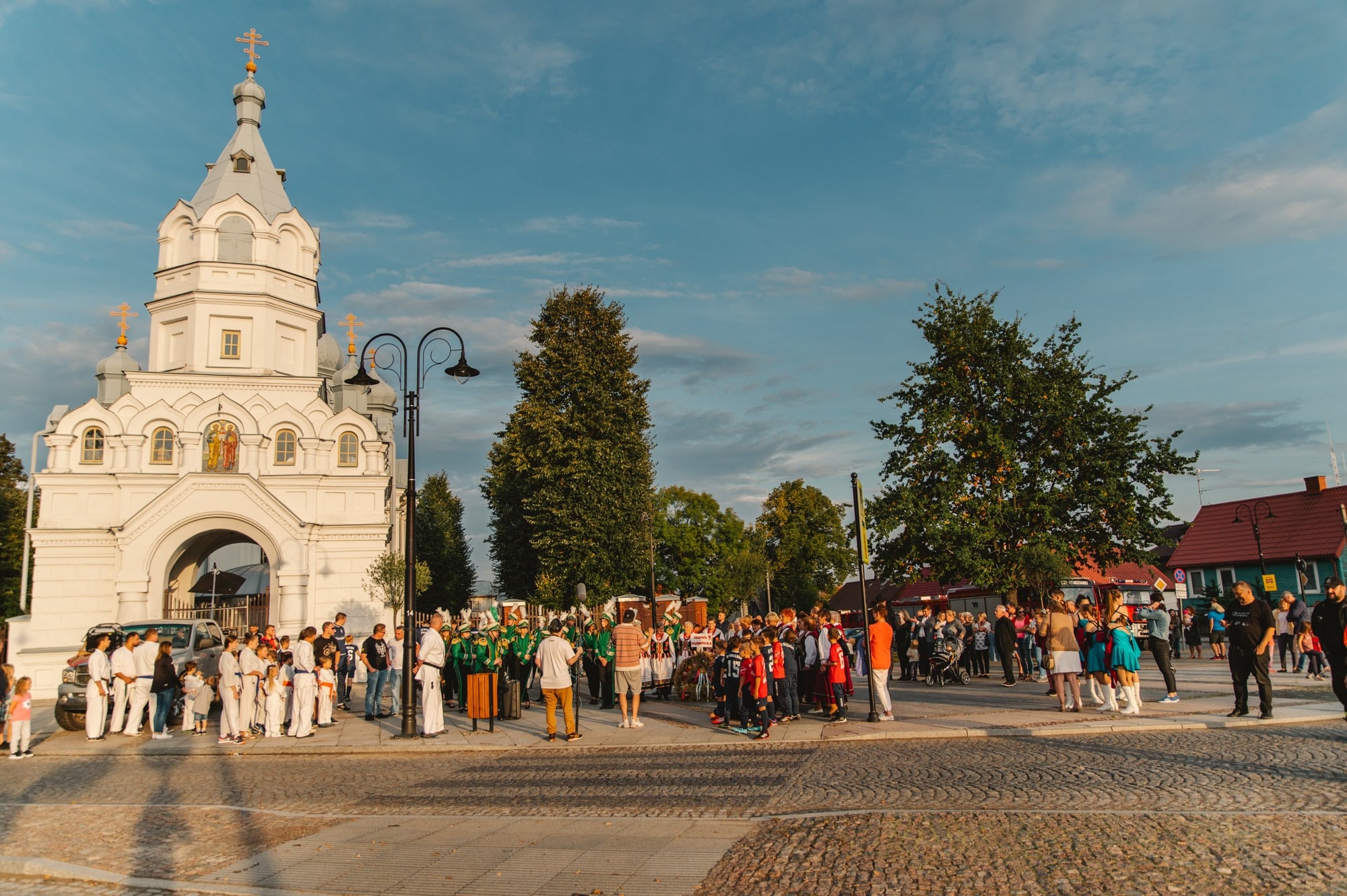 Zdjęcia do teledysku kręcone były w całym Wasilkowie- tutaj scena przed Cerkwią 