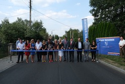 przecięcie wstęgi na uroczystym otwarciu wyremontowanej ulicy Starowiejskiej w Dąbrówkach gmina Wasilków
