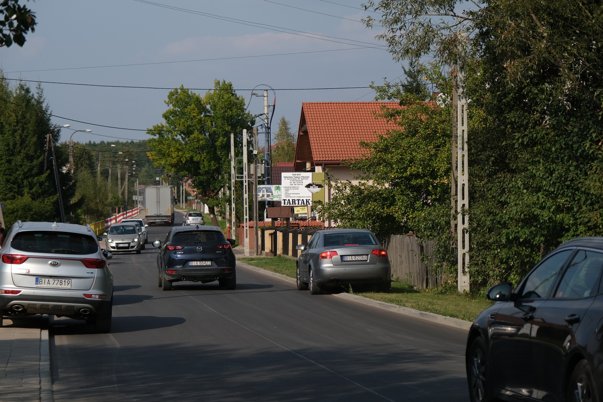 ruchliwa ulica Starowiejska w Dąbrówkach, droga powiatowa